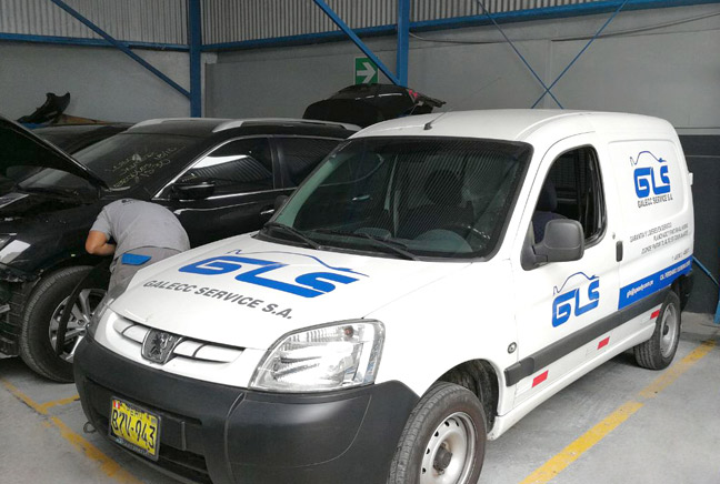 Mecánico de Galecc Service atendiendo vehículo